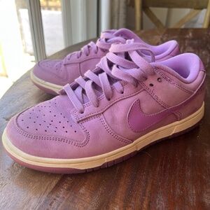 Nike Women's Dunk Low Premium MF Rush Fuchsia, size 7